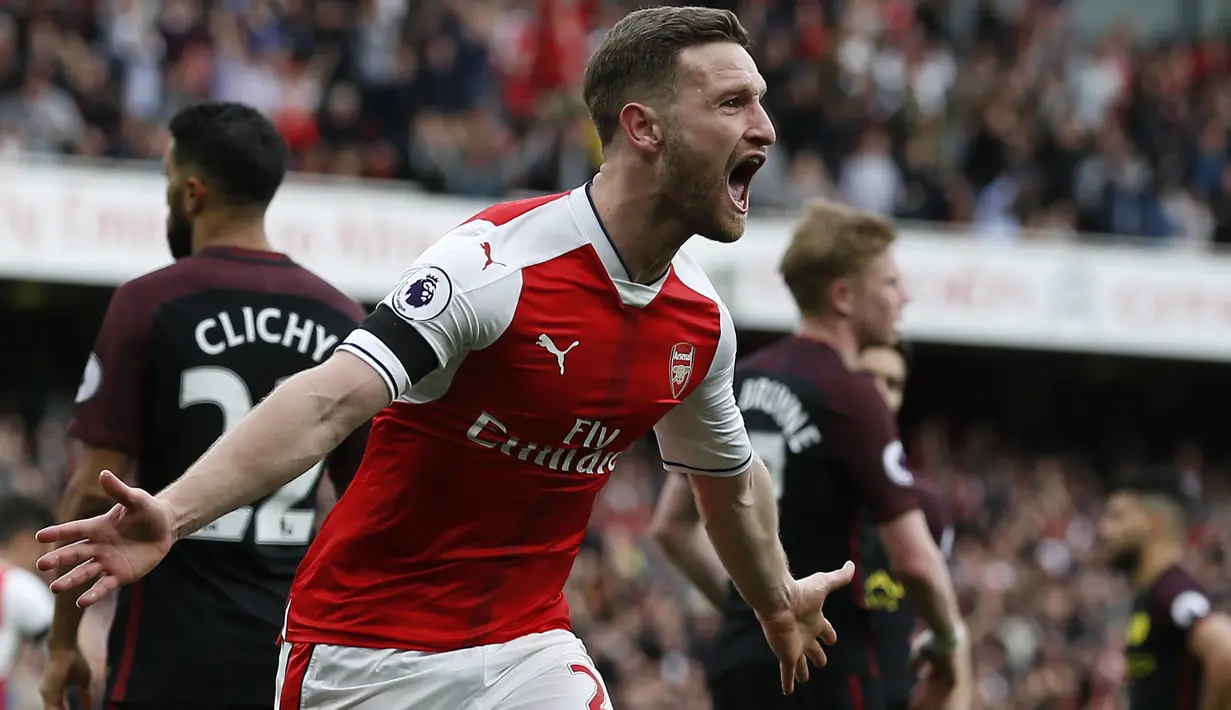 Bek Arsenal asal Jerman, Shkodran Mustafi dikabarkan sedang diincar klub raksasa Italia, Juventus. Menurut Calciomercato Juventus tertarik menggunakan jasa pemain kelahiran Bad Hersfeld, Jerman 17 April 1992. (AFP/IKIMAGES/Ian Kington)