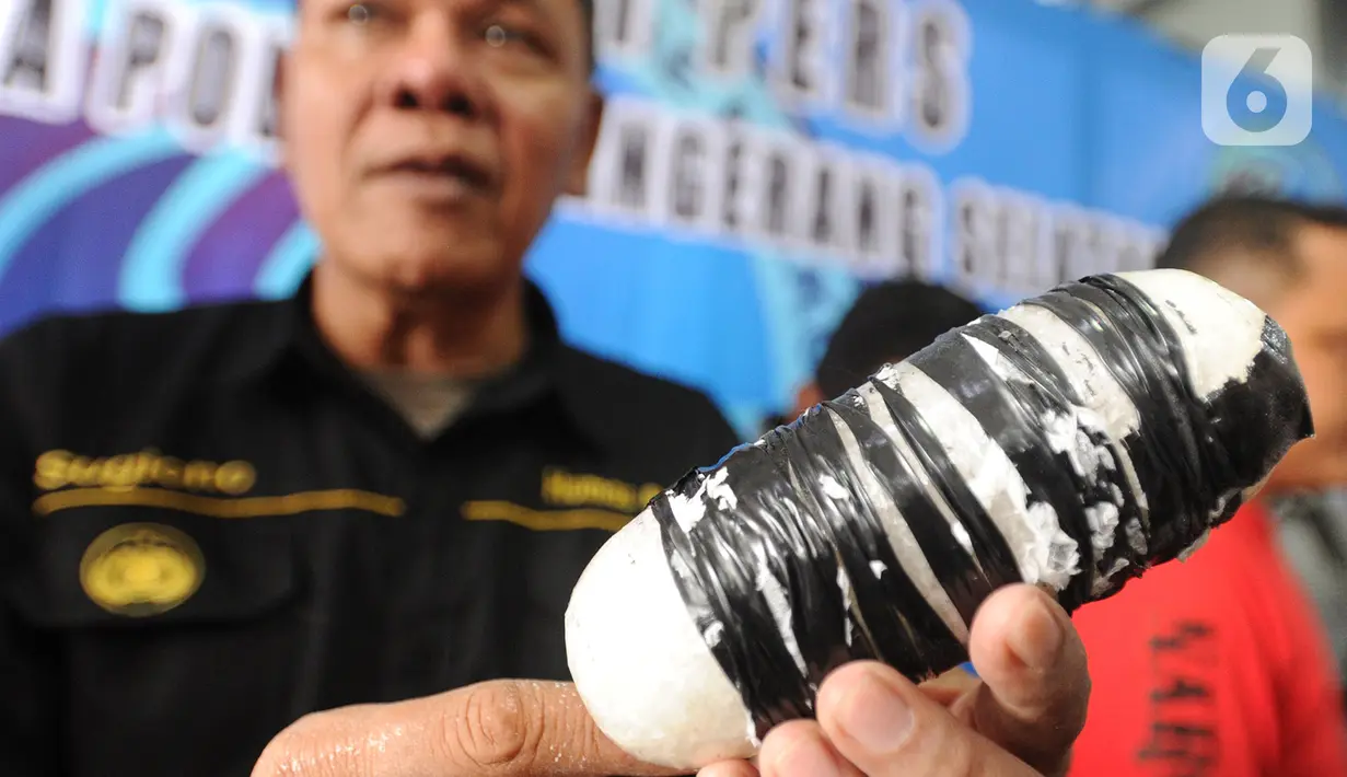 Barang bukti narkoba ditunjukkan saat rilis kasus penyelundupan sabu dalam kelamin di Mapolres Tangerang Selatan, Banten, Kamis (31/10/2019). Wanita berusia 21 tahun asal Thailand bersama komplotannya ditangkap di Kamar 605 Hotel Jakarta. (merdeka.com/Arie Basuki)