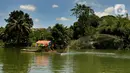 Warga menebar jala dari atas rakit di Setu Tujuh Muara, Pamulang, Tangerang Selatan, Banten, Kamis (3/3/20222). Dengan harga sewa per perahu Rp 30 - Rp 50 ribu, pengunung dapat berkeliling pulau yang berada di Setu Tujuh Muara. (merdeka.com/Arie Basuki)