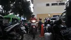 Pegawai kantor Balai Kota DKI Jakarta mengambil motor di Kelurahan Kebon Sirih, Jakarta, Rabu (16/1). Pelarangan pegawai Balai Kota untuk memarkirkan kendaraan di Gedung DPRD menyebabkan halaman Kelurahan penuh dengan motor. (Merdeka.com/Iqbal S Nugroho)