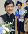 Dian Sastrowardoyo tampil elegan serta anggun saat hadir di wisuda sang anak. Ia pun tampil bak putri Keraton.  (@therealdisastr)