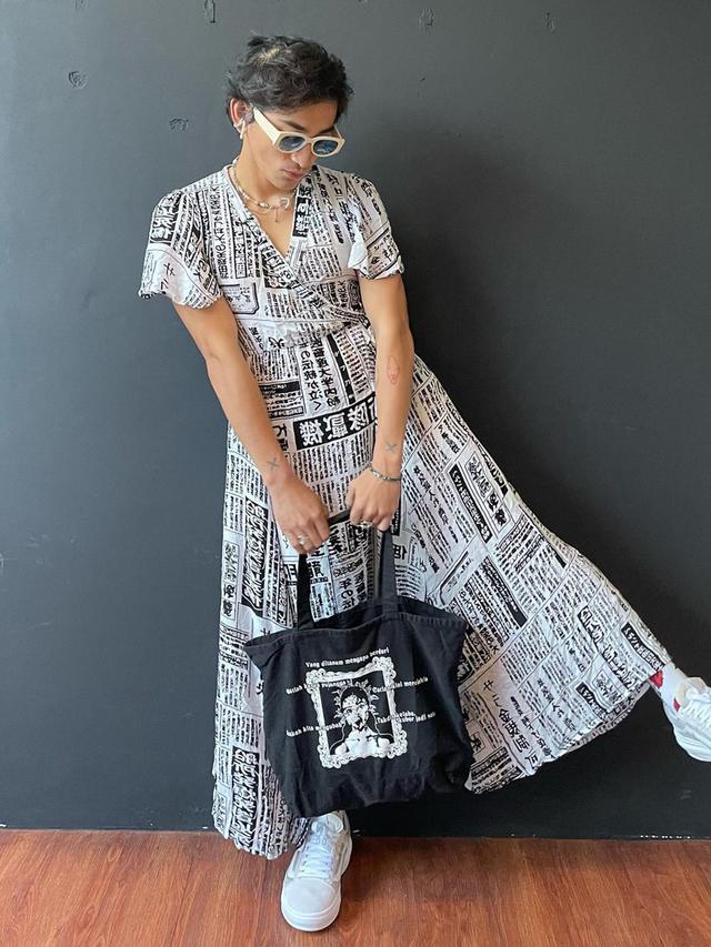 Tampil Pakai Dress, Ini Gaya Fashion Bio One yang Kelewat Unik