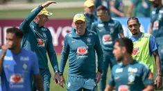 Pelatih kepala Tim Nasional (Timnas) Brasil asal Italia, Carlo Ancelotti (tengah), tersenyum di samping penyerang Raphinha (kanan) selama sesi latihan sebagai bagian dari persiapan menghadapi pertandingan sepak bola Piala Dunia 2026 melawan Maroko di Fasilitas Latihan Columbia Park, Morristown, New Jersey, pada 9 Juni 2026. (MAURO PIMENTEL/AFP)