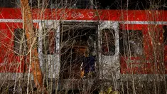 Lokasi kecelakaan dua kereta komuter S-bahn di Schaeftlarn di distrik Munich, Jerman bagian selatan pada 14 Februari 2022. Satu orang tewas dan lebih dari sepuluh lainya terluka ketika dua kereta komuter bertabrakan. (MICHAELA REHLE / AFP)