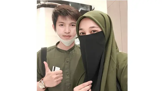6 Potret Manis Kebersamaan Ustaz Dennis Lim dan Istri yang Bikin Iri Netizen