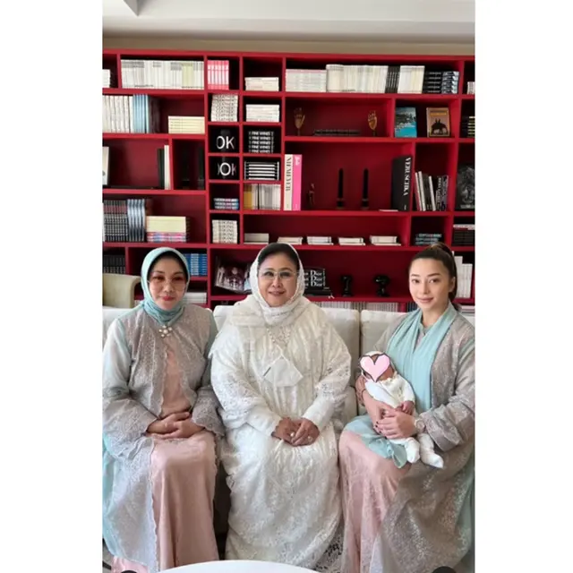 Kini Jadi Nenek, Ini 6 Potret Yora Febrina Ibu Nikita Willy Bareng Anak dan Cucu