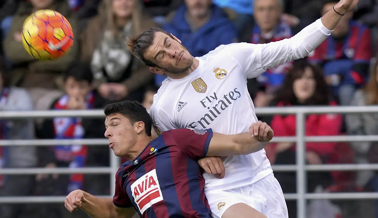 Pemain Real Madrid, Gareth Bale duel udara dengan pemain Eibar, Ander Capa pada laga Liga Spanyol di Estadio Municipal de Ipurua, Spanyol, Minggu (29/11/2015). (Reuters/Vincent West)