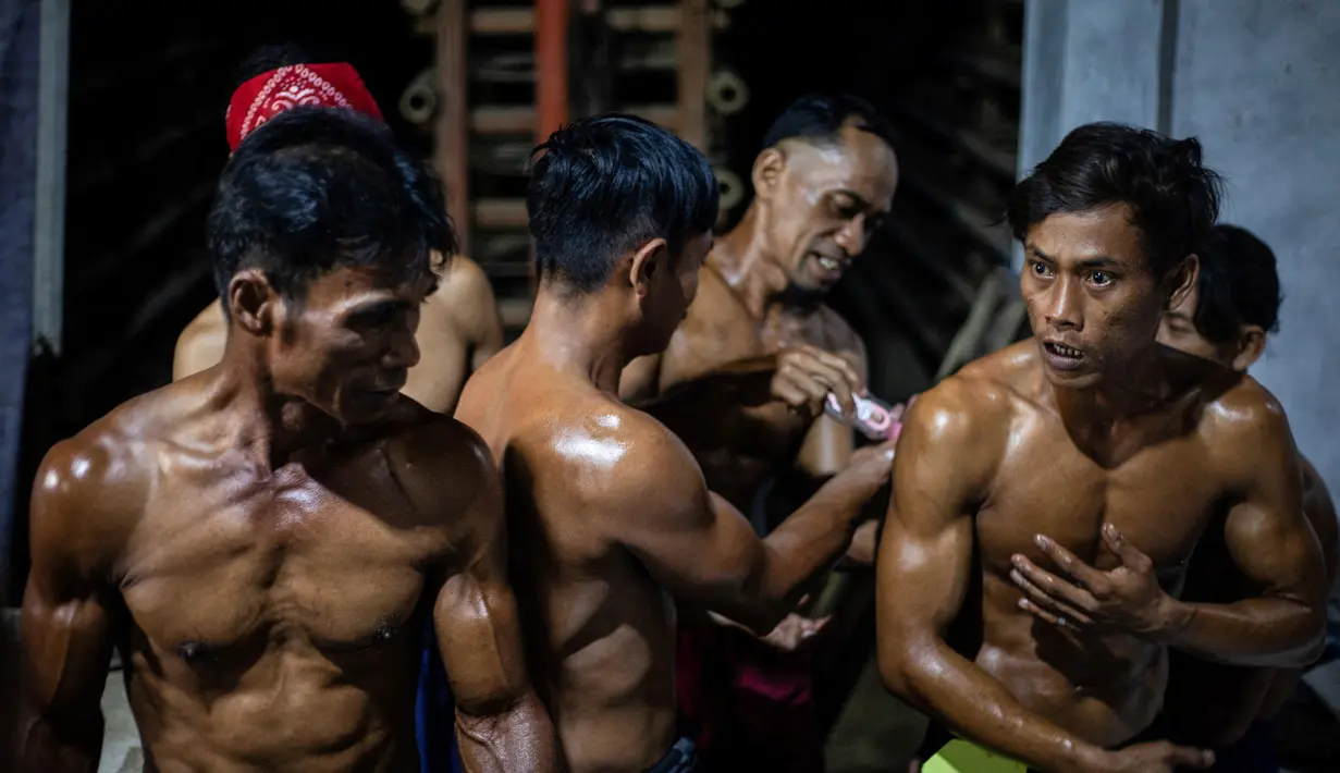 Dengan lumuran minyak dan tampilan sikap penuh percaya diri, perajin ataupun pekerja pabrik yang ikut dalam kompetisi ini seakan menyampaikan pesan bahwa mereka masih ada, dan tidak akan kemana-mana meninggalkan profesi dan tradisi yang telah diwariskan dari generasi sebelumnya. (Aditya Irawan/AFP)
