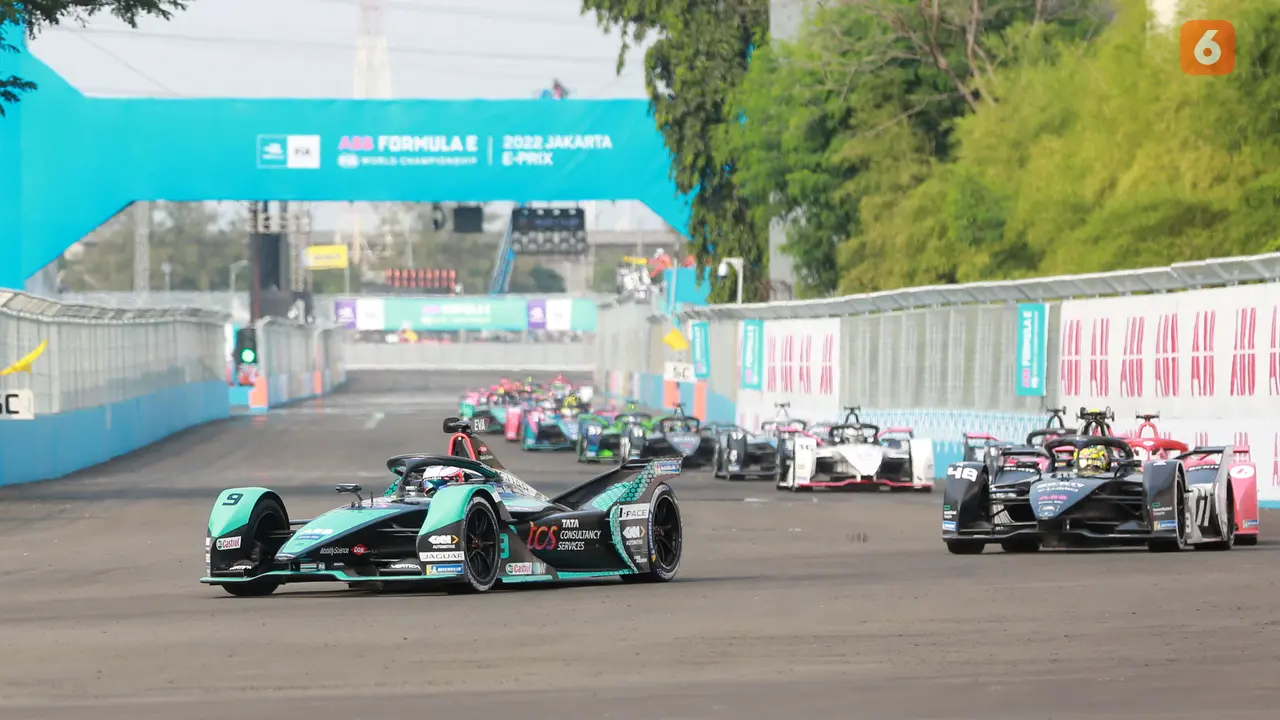 Foto: Manuver Cantik Mitch Evans jelang Akhir Balapan jadi Penentu Kemenangan atas Jean-Eric Vergne di Formula E Jakarta 2022