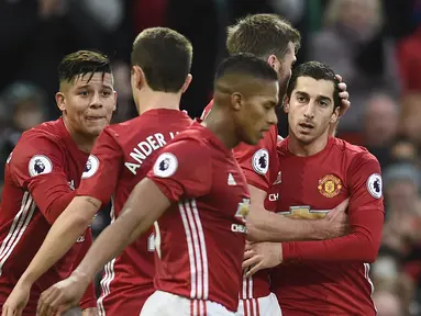 Para pemain Manchester United merayakan gol Henrikh Mkhitaryan (kanan) saat melawan Tottenham Hotspur pada lanjutan Premier League di Old Trafford, Manchester, (11/12/2016). (AFP/Oli Scarff)