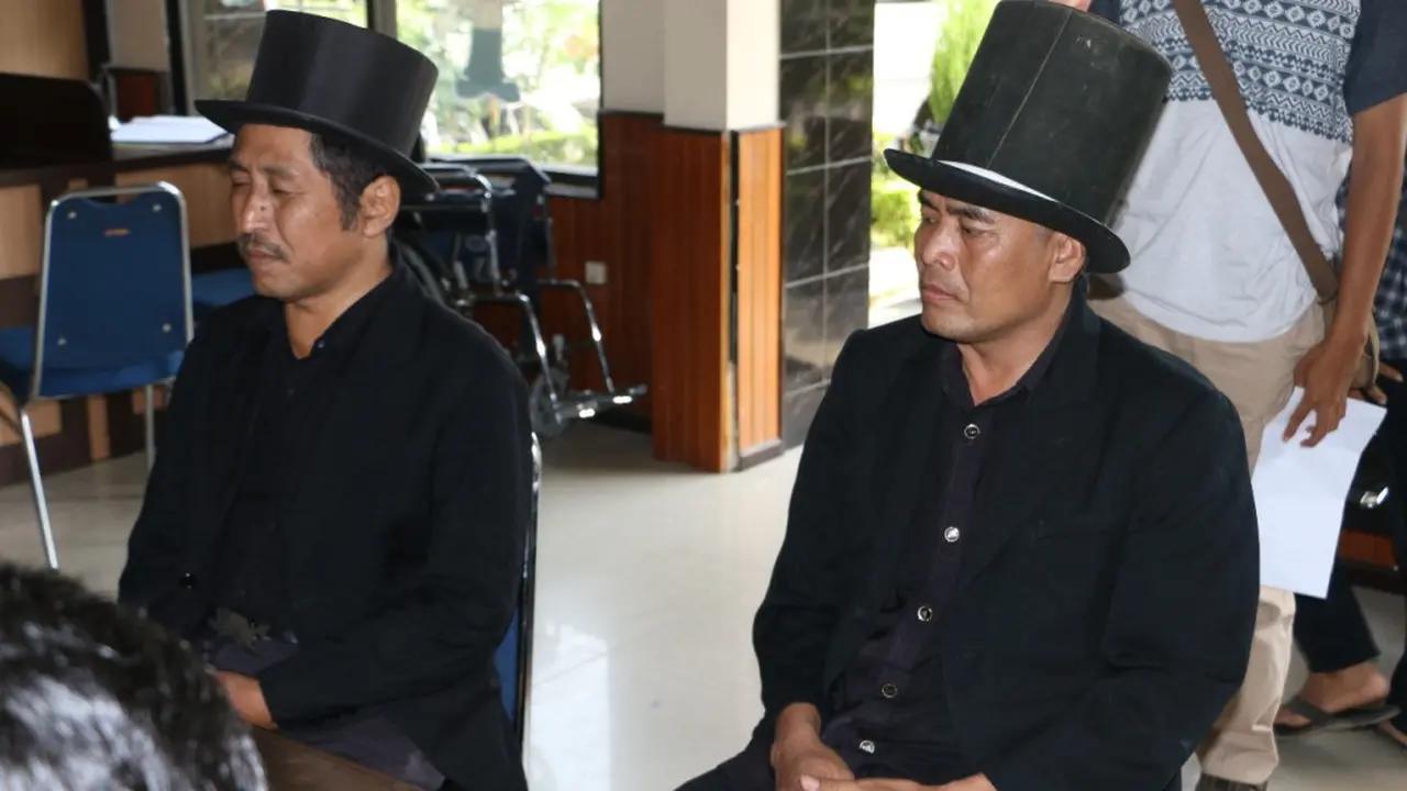 Pesulap jalanan yang menemukan dompet dipertemukan dengan pemilik di Polres Kebumen. (Foto: Liputan6.com/Polres Kebumen/Muhamad Ridlo)