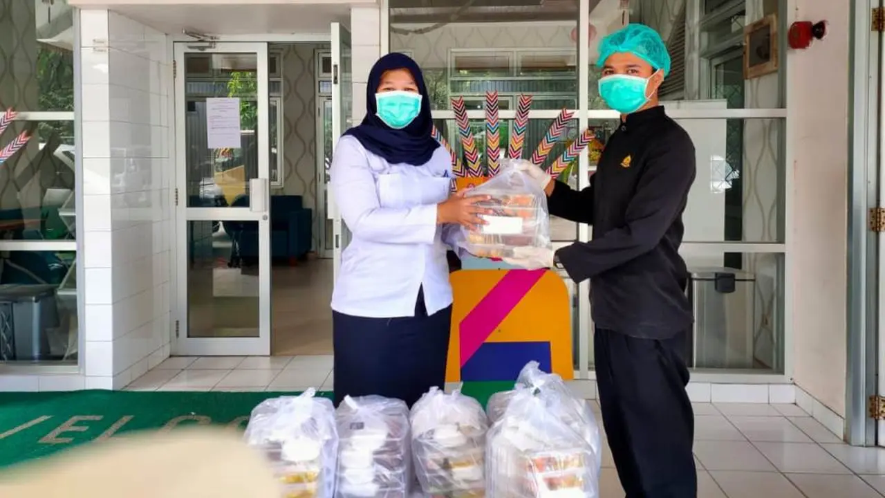 CRG Salurkan Donasi Konsumsi untuk Para Tenaga Medis