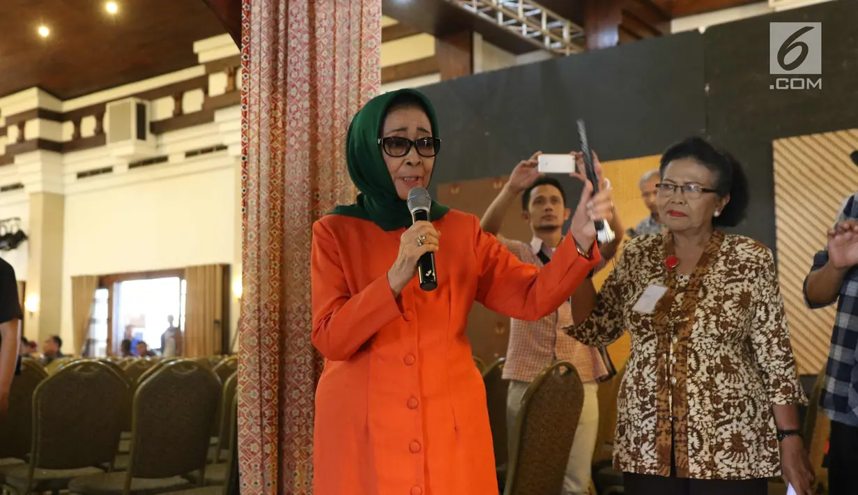 Seorang dukun manten sedang memberi arahan saat geladi resik pernikahan Putri Presiden Joko Widodo, Kahiyang Ayu dan Bobby Nasution di Graha Saba, Solo, Senin (6/11). (Liputan6.com/Angga Yuniar)