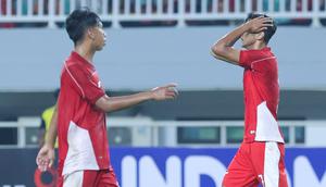 Dony Tri Pamungkas (kanan) tampak kecewa ketika pertandingan Timnas Indonesia U-22 melawan Mali U-22&nbsp;yang dilangsungkan di Stadion Pakansari, Bogor, Jawa Barat, Sabtu (15/11/2025). (Bola.com/M Iqbal Ichsan)