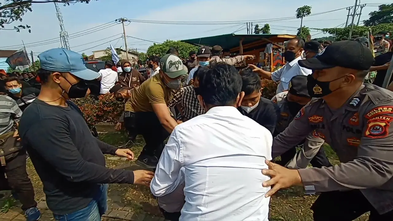 Polisi Berseragam Dan Berpakaian Bebas, Saat Menangkap Mahasiswa Di HUT Banten Ke 21, Di Depan Kantor Gubernur Banten, Kota Serang. Senin, (04/10/2021). (Liputan6.com/Yandhi Deslatama).