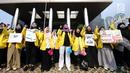 Sejumlah mahasiswa yang tergabung dalam UI Beraksi melakukan aksi di depan Gedung KPK, Jakarta, Jumat (13/10). Mereka meminta KPK segera menetapkan kembali status tersangka kepada Setya Novanto. (Liputan6.com/Helmi Fithriansyah)