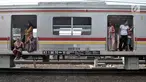 Penumpang KRL Commuter Line menunggu dalam gerbong saat kereta berhenti beroperasi di kawasan Jatinegara, Jakarta, Minggu (4/8/2019). Listrik padam yang melanda Jakarta dan sekitarnya mengakibatkan penumpang KRL Commuter Line telantar lantaran kereta berhenti beroperasi. (merdeka.com/Iqbal Nugroho)