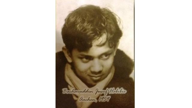 5 Potret Masa Muda BJ Habibie, Gagah Sedari Dulu