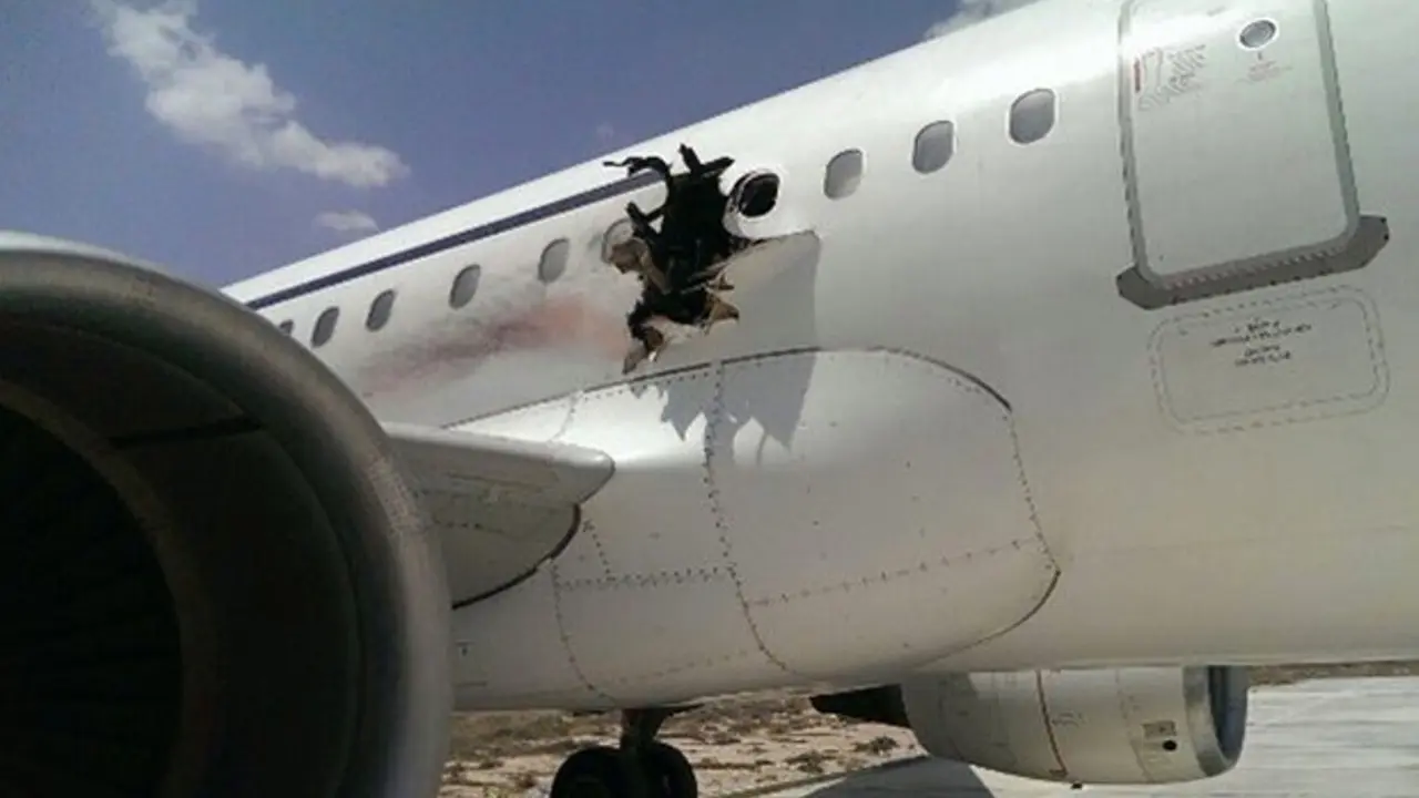 Jendela Bolong, Pesawat Maskapai Somalia Mendarat Darurat