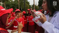 Dokter gigi sedang memberikan edukasi menyikat gigi yang baik pada acara Bulan Kesehatan Gigi Nasional (BKGN) di Senayan, Jakarta, Sabtu (8/9/2019). Kegiatan yang mengusung gerakan Indonesia Tersenyum mengajak masyarakat mewujudkan bebas gigi berlubang. (Liputan6.com/HO/Mail)