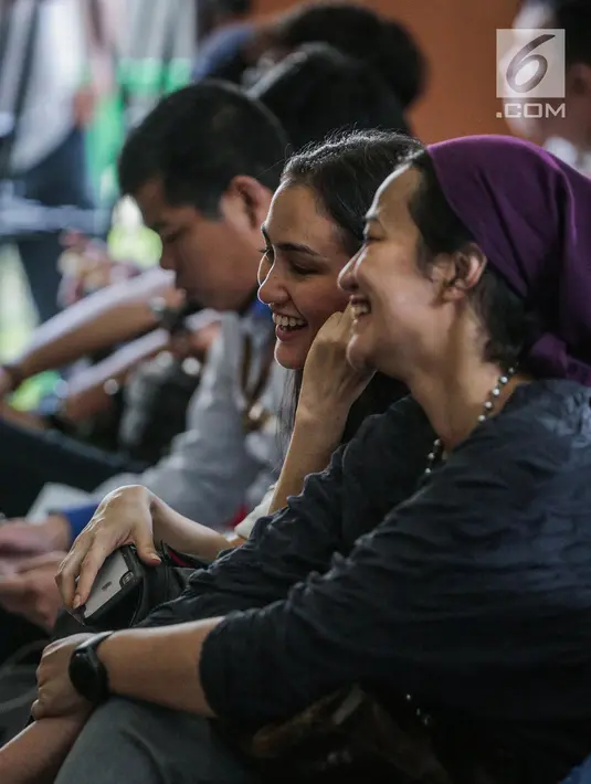Atiqah Hasiholan dan Fathom Saulina menghadiri sidang tuntutan dengan terdakwa kasus dugaan penyebaran berita bohong atau hoaks Ratna Sarumpaet di PN Jakarta Selatan, Selasa (28/5/2019). Jaksa penuntut umum menuntut Ratna Sarumpaet dengan hukuman 6 tahun penjara. (Liputan6.com/Faizal Fanani)