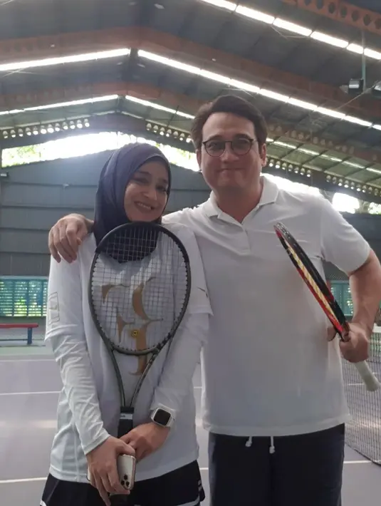 "Aku akuin dari tahun pertama sampai 10 pernikahan itu emang the most (paling) gonjang-ganjing dan badai pernikahan kita itu di situ," kata Cindy saat jadi bintang tamu Pagi-Pagi Ambyar Trans TV. [Instagram/tengku_firmansyah]