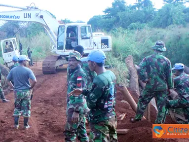 Citizen6, Kongo: Perbaikan jembatan kayu dan menambal jalan berlobang yang menghubungkan kota Dungu dan Faradje dalam rangka mendukung pelaksanaan tugas-tugas MONUSCO, khususnya di wilayah kerja Brigade Ituri. (Pengirim: Badarudin Bakri)