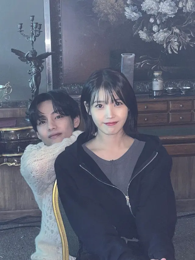 IU dan V BTS di balik layar Lovw Wins All. (Instagram/ dlwlrma_