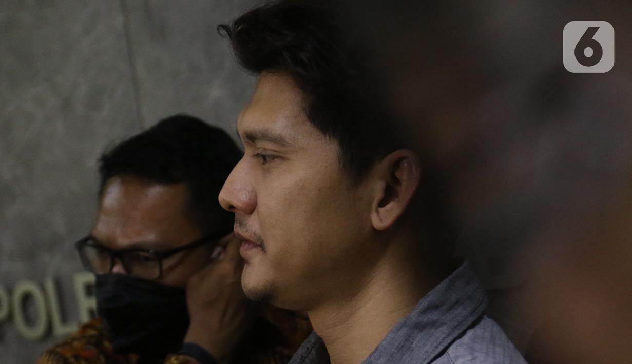Aktor Iko Uwais memberikan keterangan seusai menjalani pemeriksaan di Polres Bekasi, Jumat (17/6/2022).  Saat ditemui seusai pemeriksaan, Iko Uwais mengatakan, dirinya tak menutup kemungkinan untuk berdamai dengan pelapor. (Liputan6.com/Herman Zakharia)