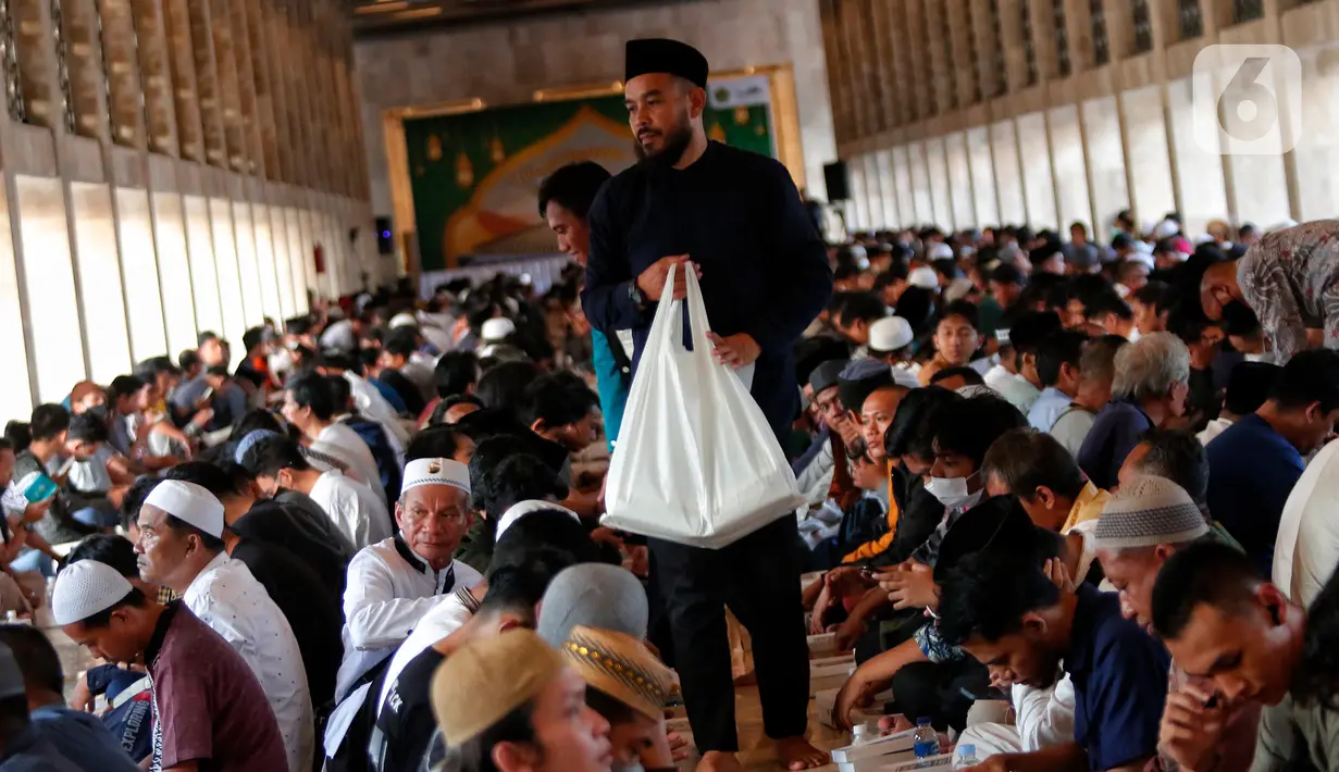 Kabag Umum dan Humas Masjid Istiqlal Jakarta Ismail Chawidu menuturkan jemaah boleh berbuka puasa di Masjid Istiqlal tanpa syarat apa pun. (Liputan6 com/Angga Yuniar)