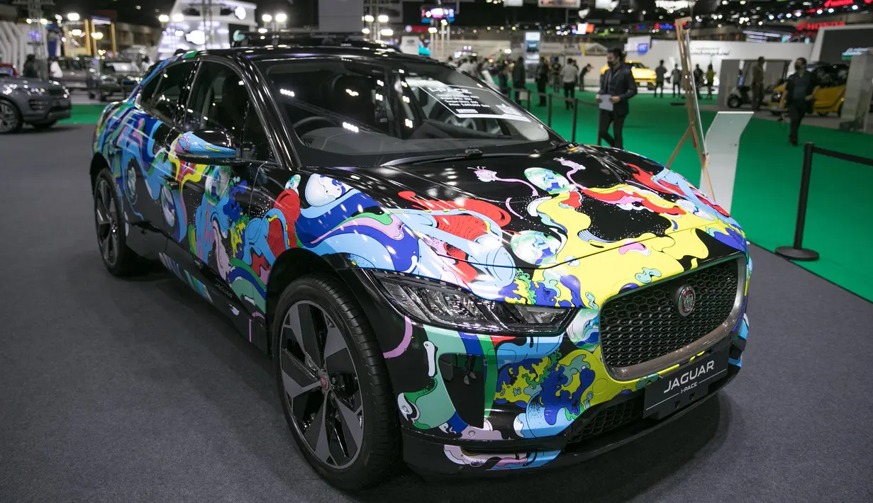 Sebuah mobil Jaguar terlihat di Bangkok International Motor Show ke-41 di Bangkok, Thailand, pada 16 Juli 2020. Bangkok International Motor Show ke-41 dimulai pada 15 Juli dan akan berlangsung hingga 26 Juli di Bangkok. (Xinhua/Zhang Keren)