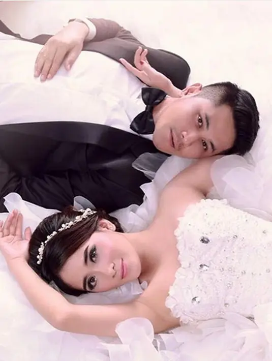 Ryana Dea (26) dan Puadin Redi (30) hari ini menjadi hari yang bersejarah bagi keduanya. Keduanya meresmikan jalinan asmara yang telah dibina sekiar satu setengah tahun ini. (Instagram/ryana_dea)