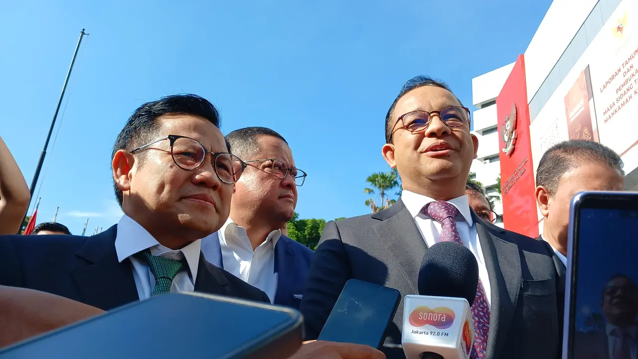 Pasangan calon presiden dan wapres Anies Baswedan-Muhaimin Iskandar hadir pada sidang hari ini. Keduanya tiba di MK sekitar pukul 08.20 WIB.