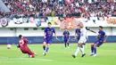 Pemain Persija Jakarta, Gustavo Almeida (kedua kanan) mencetak gol ke gawang Persita Tangerang dalam laga BRI Super League 2025/2026 di Indomilk Arena, Tangerang, Banten, Jumat (30/01/2026). (Bola.com/Muhammad Iqbal Ichsan)