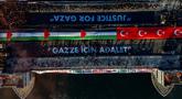 Foto udara menunjukkan ribuan orang yang berdemonstrasi menunjukkan solidaritas mereka dengan rakyat Palestina di tengah perang yang sedang berlangsung antara Israel dan kelompok Hamas di wilayah Gaza, di Jembatan Galata, Istanbul, Turki pada 1 Januari 2026. Ratusan ribu orang berkumpul di Jembatan Galata, Istanbul, Turki, melakukan aksi solidaritas besar-besaran bagi rakyat Palestina di Gaza. (Yasin AKGUL/AFP)