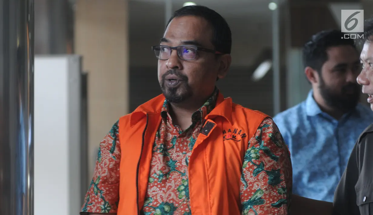 Kepala Satuan Kerja SPAM Darurat, Teuku Moch Nazar usai menandatangani P21 di Gedung KPK, Jakarta, Jumat (26/4). Teuku akan menjalani sidang perdana pada bulan Mei mendatang terkait kasus suap sejumlah proyek pembangunan SPAM tahun anggaran 2017-2018 di Kementerian PUPR. (merdeka.com/Dwi Narwoko)