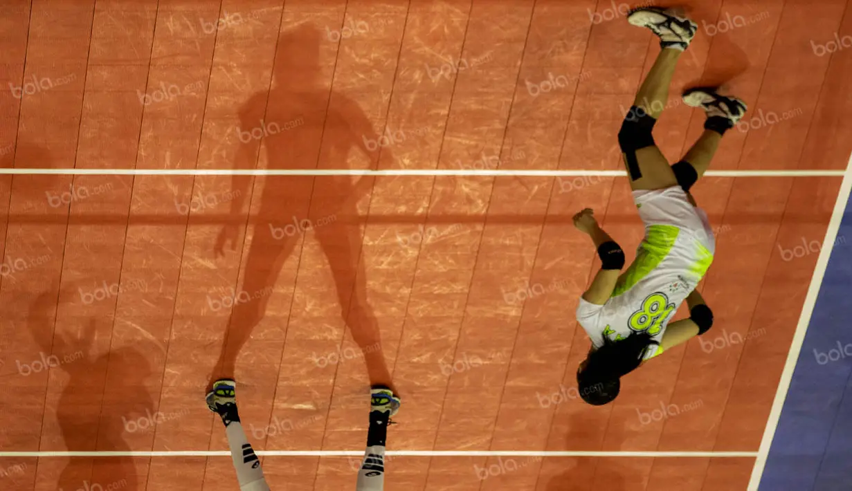 Tim voli putri Jakarta Elektrik PLN berhasil menaklukan Jakarta Pertamina Energi 3-2 pada final Proliga 2016 di Istora Senayan, Jakarta, Minggu (15/5/2016). (Bola.com/Vitalis Yogi Trisna)