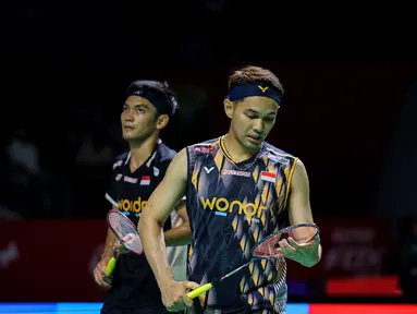 Ekspresi kecewa pebulu tangkis ganda putra Indonesia, Fajar Alfian dan Muhammad Sohibul Fikri setelah gagal mencetak poin dalam laga 32 besar Indonesia Open 2026 melawan wakil China, Chen Bo Yang dan Liu Yi di Istora Senayan, Jakarta, Rabu (03/06/2026). (Bola.com/Bagaskara Lazuardi)