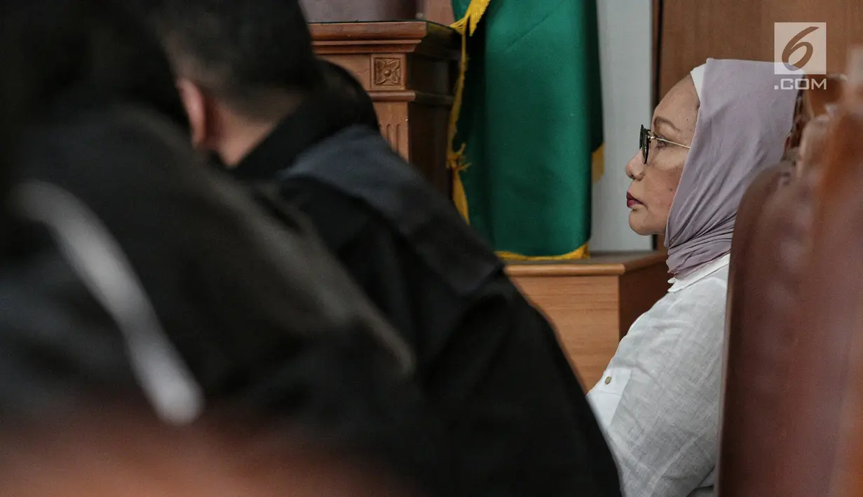 Terdakwa kasus penyebaran berita bohong atau hoaks Ratna Sarumpaet mendengarkan kesaksian Wakil Ketua DPR Fahri Hamzah dalam saat di PN Jakarta Selatan, Selasa (7/5/2019). Ratna menjadi terdakwa kasus penyebaran hoaks penganiayaan palsu yang disebarkan dirinya sendiri. (Liputan6.com/Faizal Fanani)