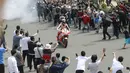 Usai pelepasan oleh Jokowi, Marc Marquez langsung melesat memimpin rombongan parade keluar dari halaman Istana menuju Jalan Merdeka Barat. (Bola.com/M Iqbal Ichsan)