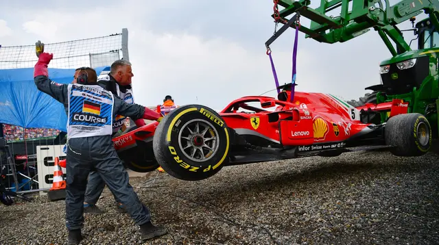 FOTO: Tabrak Pembatas, Sebastian Vettel Gagal Juara di Kampung Halaman