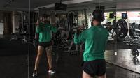 Pemain Timnas Indonesia, Stefano Lilipaly, menjaga kondisi fisik di Hotel Grand Zuri, Jawa Barat, Senin (5/11). Pemusatan ini dilakukan sebagai persiapan jelang Piala AFF 2018. (Bola.com/Vitalis Yogi Trisna)