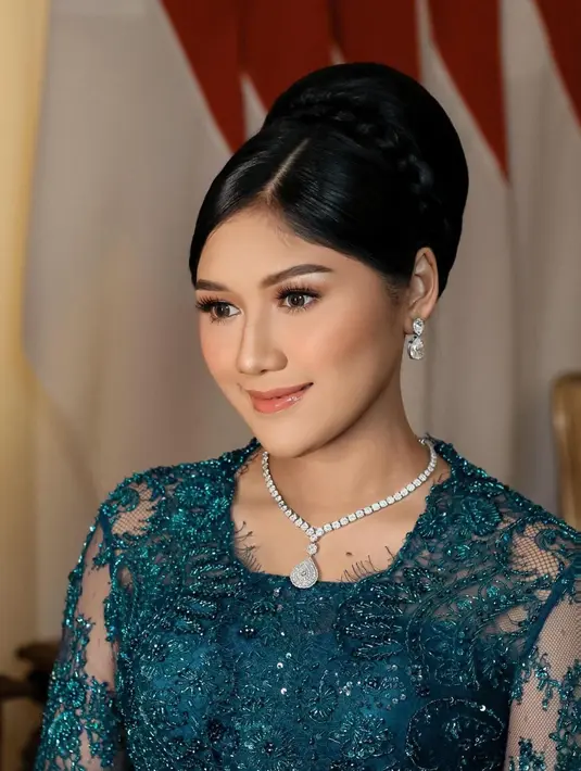 Erina seringkali tampil dimakeup flawless dengan nuansa nude yang tak berlebihan. [Foto: Instagram/erinagudono]