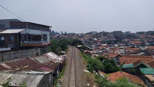 Jalur Kereta Api (KA) Bogor-Sukabumi.
