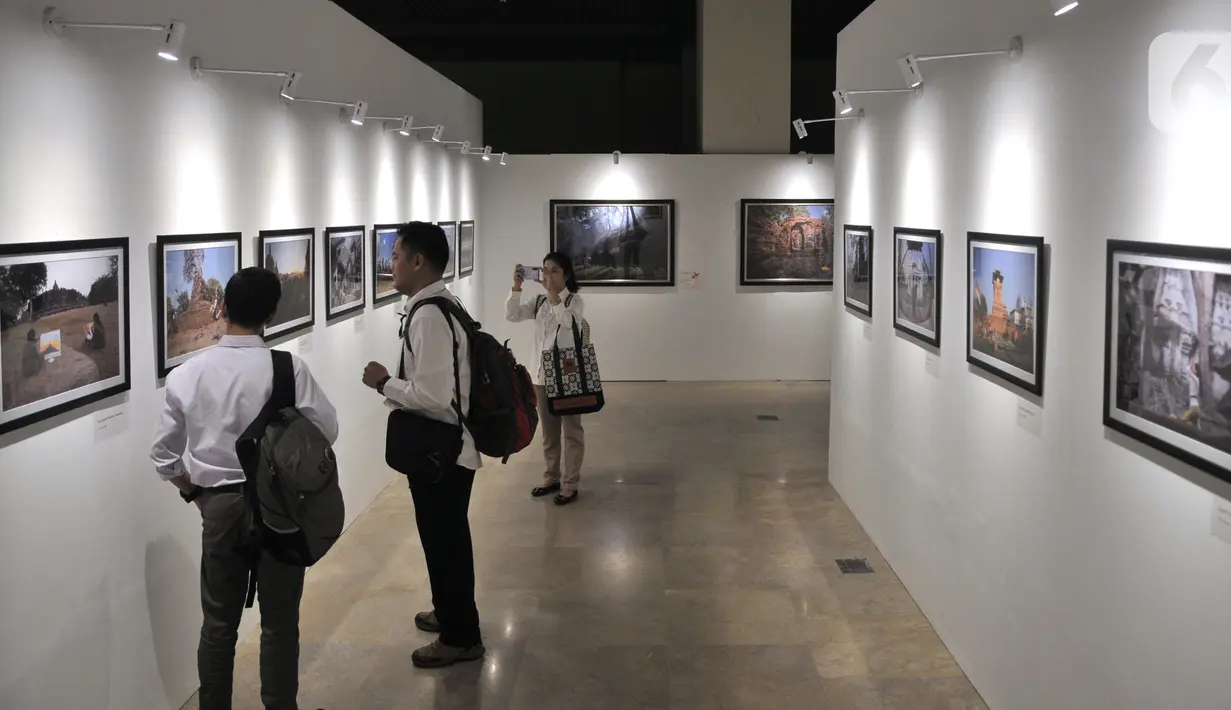 Pengunjung mengamati karya foto dalam Pameran Fotografi Cagar Budaya di Museum Nasional, Jakarta, Kamis (3/10/2019). Pameran tersebut diselenggarakan oleh Direktorat Cagar Budaya dan Permuseuman, Kementerian Pendidikan dan Kebudayaan bertema Cagar Budaya Bahagia. (merdeka.com/Iqbal Nugroho)