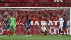 Pemain Sevilla, Marcos Acuna, melakukan selebrasi usai mencetak gol ke gawang Atletico Madrid pada laga Liga Spanyol di Stadion Ramon Sanchez-Pizjuan, Minggu (4/4/2021). Sevilla menang dengan skor 1-0. (AP Photo/Angel Fernandez)