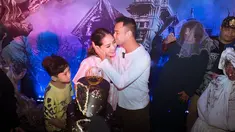 Merayakan ulang tahun, Raffi Ahmad dan Nagita Slavina mendapat kejutan dari keluarga dan karyawan RANS. Mereka menyiapkan kejutan di tengah malam tepat di hari bertambahnya usia pasangan pelantun ‘Kamulah Takdirku’ ini. Putra sulung mereka, Rafathar Malik Ahmad juga tampak antusias ikut merayakan ulang tahun orangtuanya. (Liputan6.com/IG/@raffinagita1717)