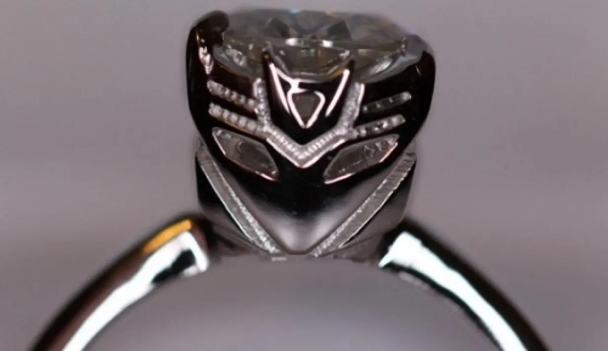 Cincin pernikahan dengan bentuk unik lainnya yang mungkin bisa menjadi inspirasi Anda adalah, Transformers Decepticon Ring. (www.blastr.com)