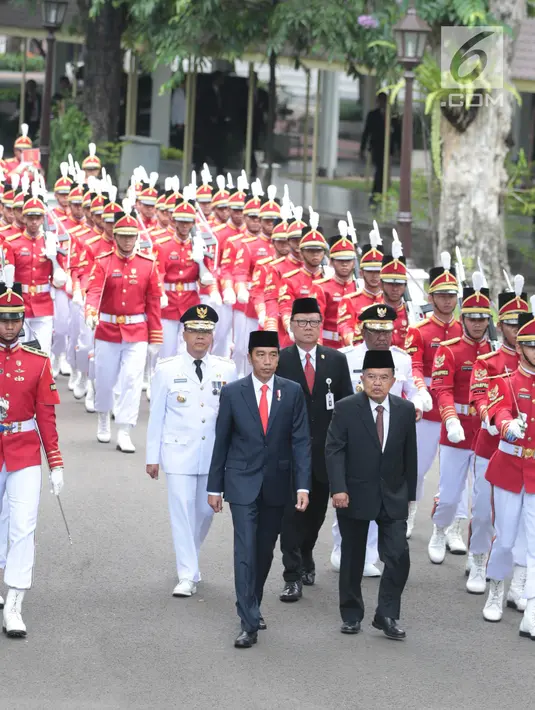 Presiden Joko Widodo atau Jokowi bersama Wakil Presiden Jusuf Kalla berjalan untuk melantik Rohidin Mersyah sebagai Gubernur Bengkulu dan Wan Thamrin Hasyim sebagai Gubernur Riau di Istana Negara, Jakarta Pusat, Senin (10/12). (Liputan6.com/Angga Yuniar)