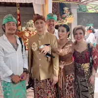 6 Potret Jennifer Jill Istri Ajun Perwira Kenakan Kebaya Bali. [Foto: instagram.com/barbiekumalasari]